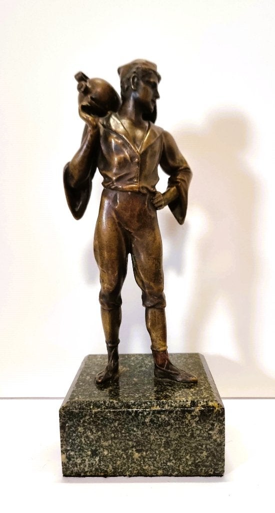 Brons beeld van jongeman met kruik, gesigneerd., Ophalen of Verzenden, Brons, 20 - 50 cm, Beeld