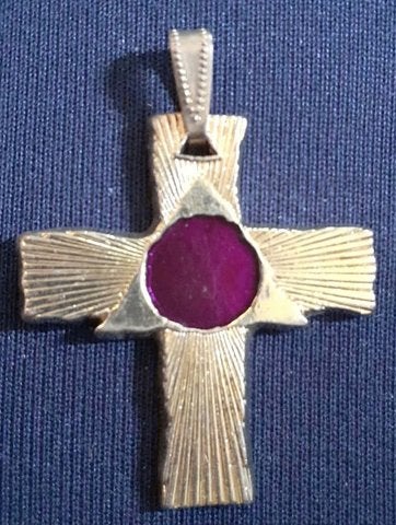 pendentif croix dorée avec email améthyste au centre, Enlèvement ou Envoi, Autres couleurs, Comme neuf, Croix ou Symbole