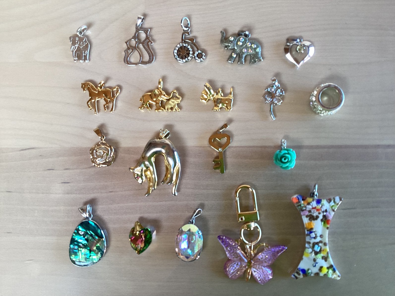 19 pendentifs en chaîne ensemble, Bijoux, Sacs & Beauté, Pendentifs, Enlèvement ou Envoi, Comme neuf