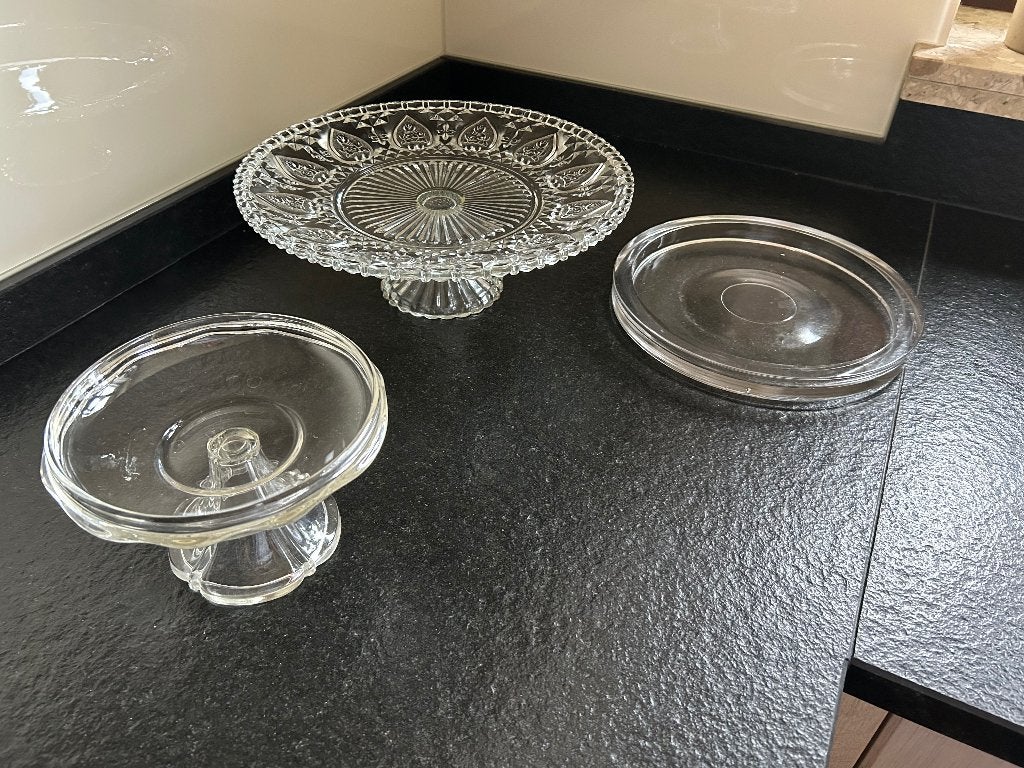 2 taartschotels en een gebakschoteltje, Ophalen, Zo goed als nieuw