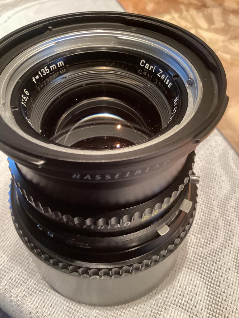 Hasselblad lens S-Planar 135 mm, Ophalen