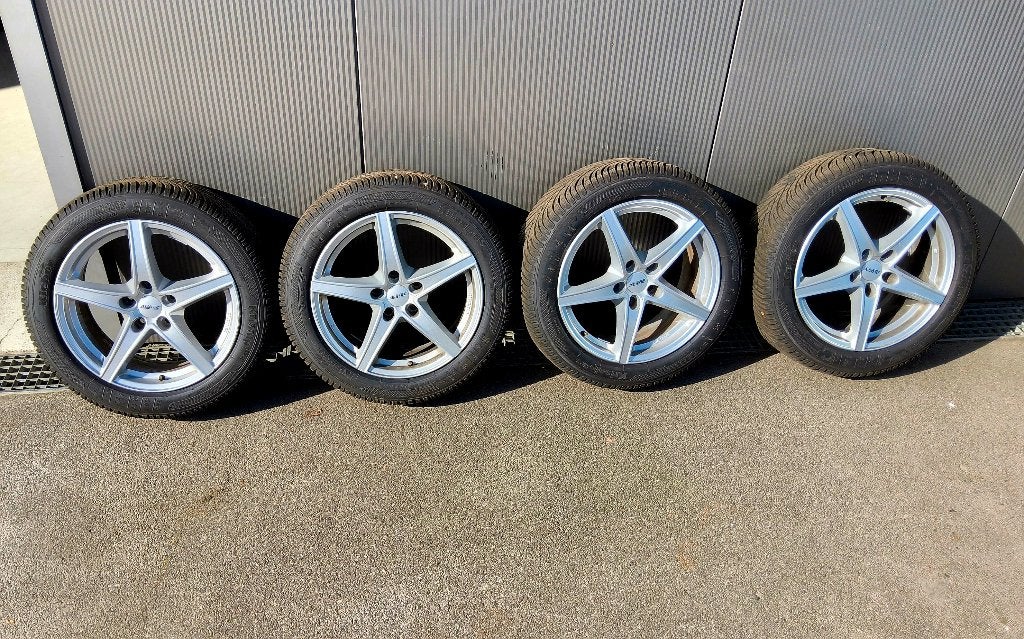 Très bons pneus hiver 225/50-17 avec jantes pour BMW, Autos : Pièces & Accessoires, Pneus et Jantes, Pneus hiver, 17 pouces, Enlèvement