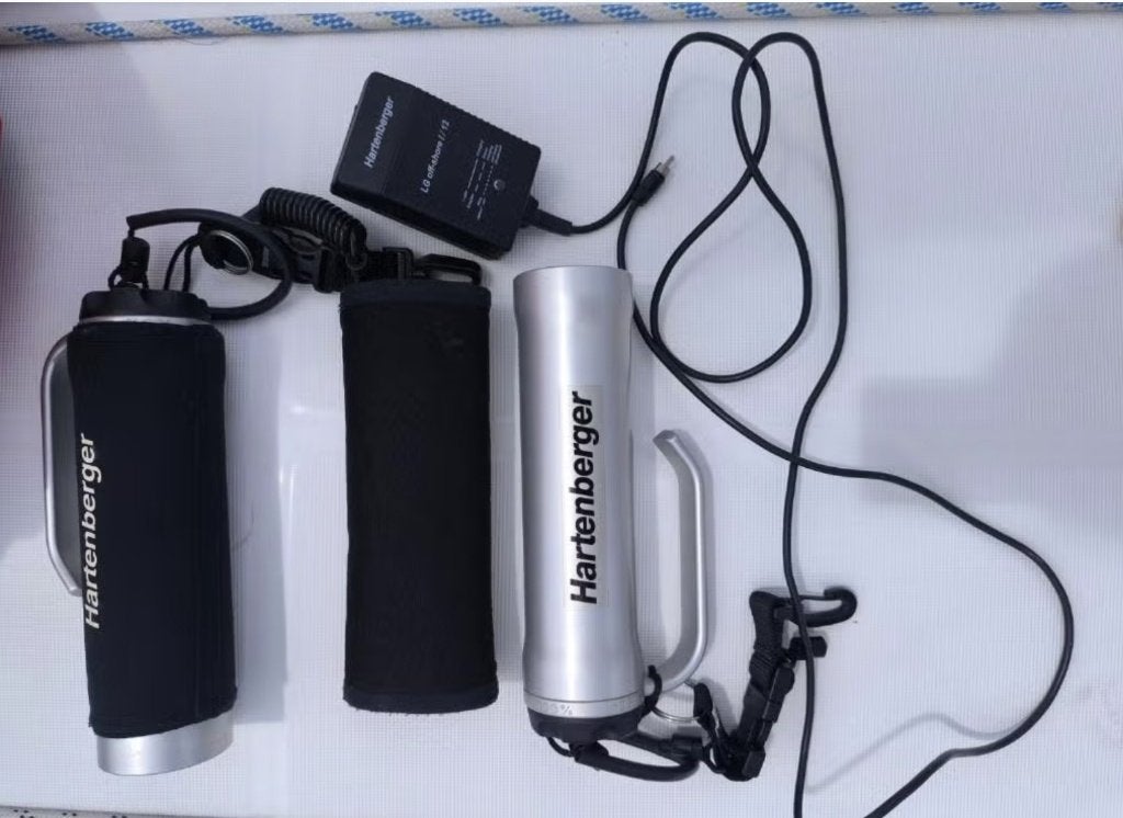 SET : 2 lampes de plongée Hartenberger Maxi (batt. 2020), Sports nautiques & Bateaux, Plongée, Enlèvement ou Envoi, Comme neuf