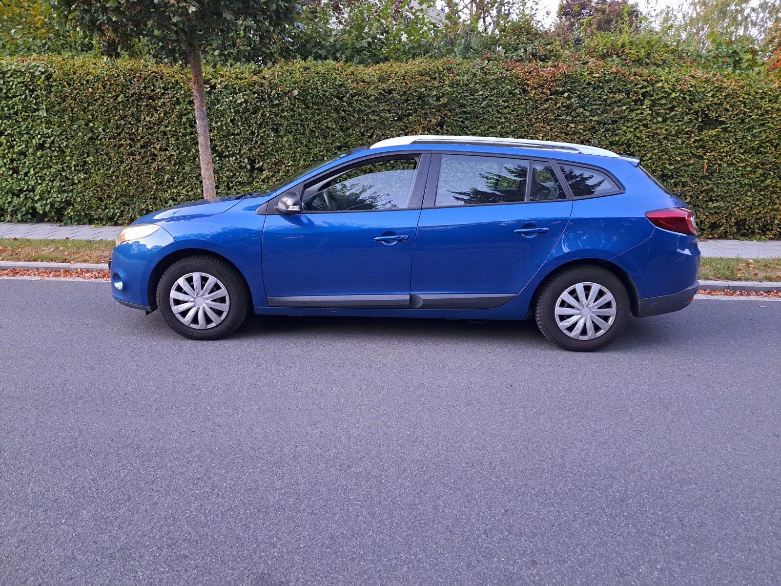 Renault Megane 1.6 Essence. 5 euros. Bon état, Euro 5, Cruise Control, Noir, 5 portes