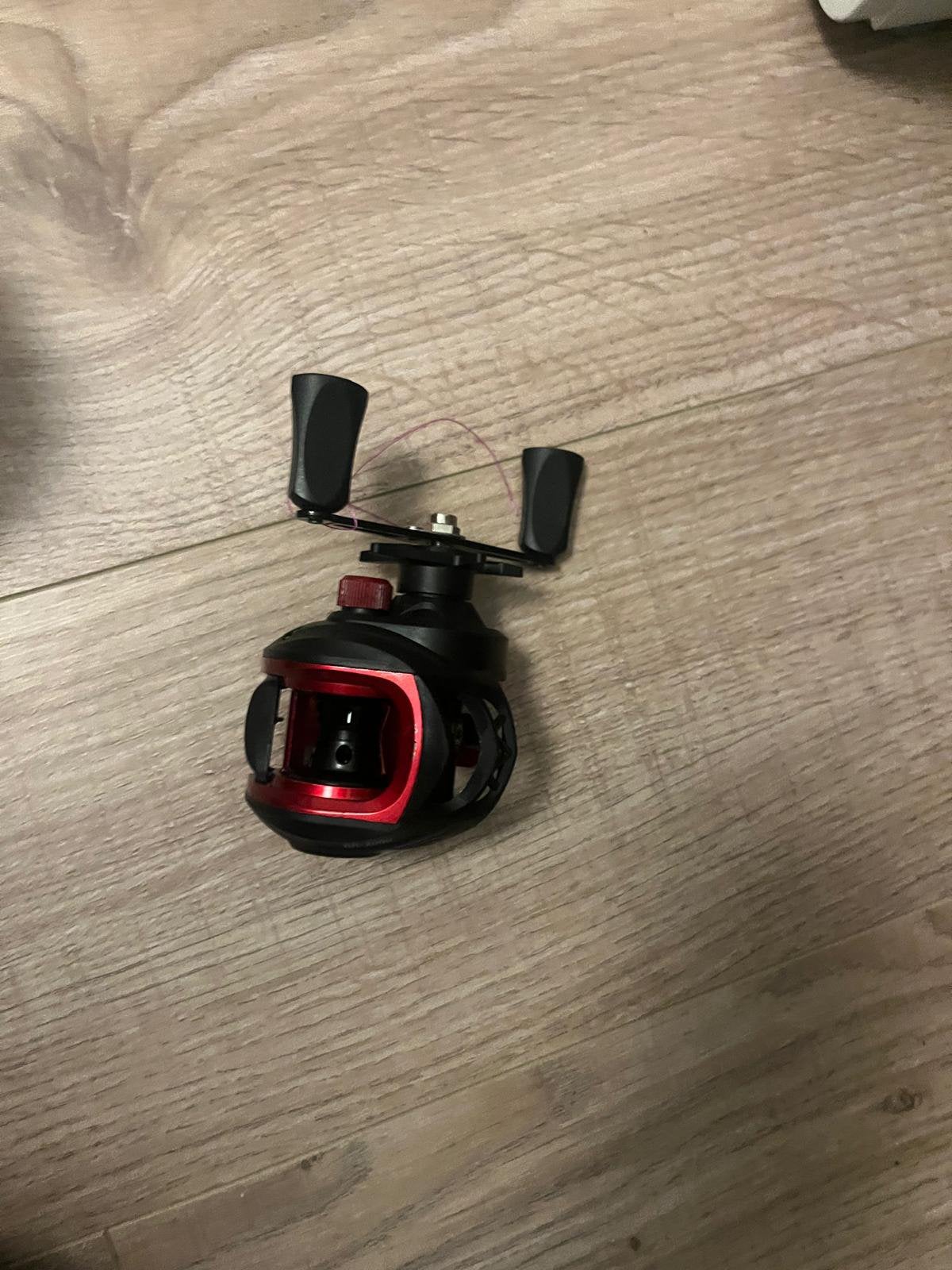 Beitcaster 2000 rood met zwart, Watersport en Boten, Hengelsport | Vliegvissen, Ophalen, Nieuw, Molen