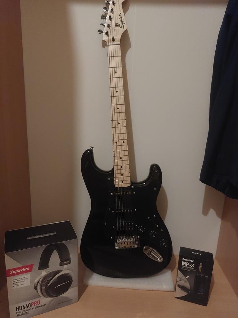 Fender squire stratocaster + accessoires, Enlèvement, Comme neuf, Fender