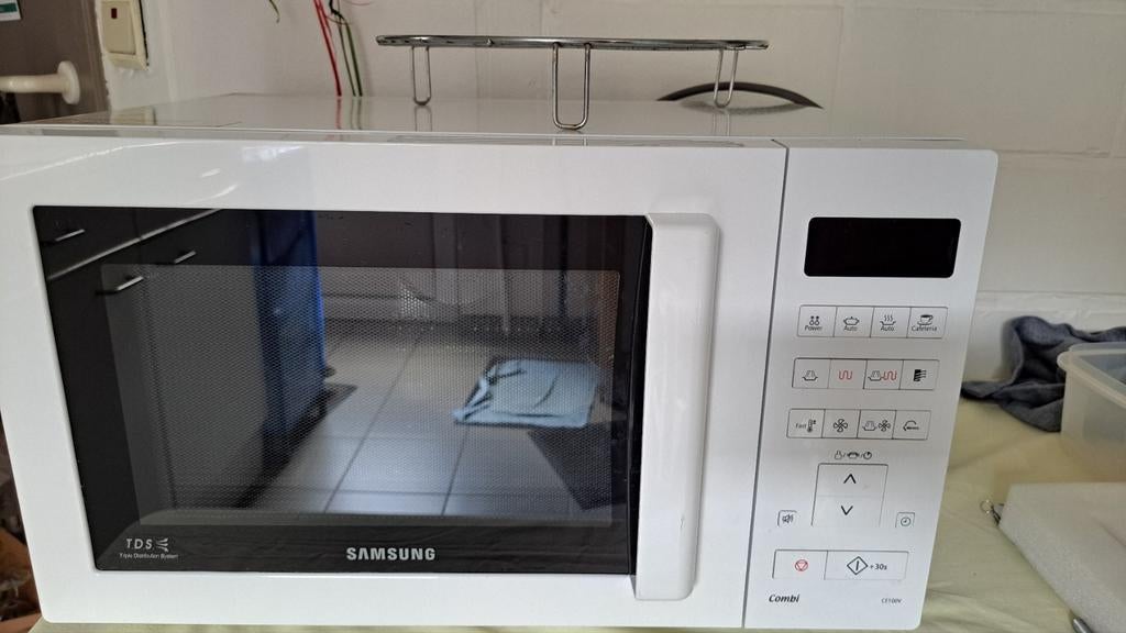 Combimicrowave samsung CE100V, Elektronische apparatuur, Ophalen, Gebruikt, Hete lucht, Draaiplateau