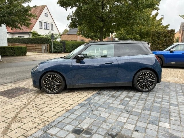 MINI Cooper E Favoured Trim 18 pouces/cuir TVA déductible, Autos, Cuir, Achat, 135 kW, Entreprise