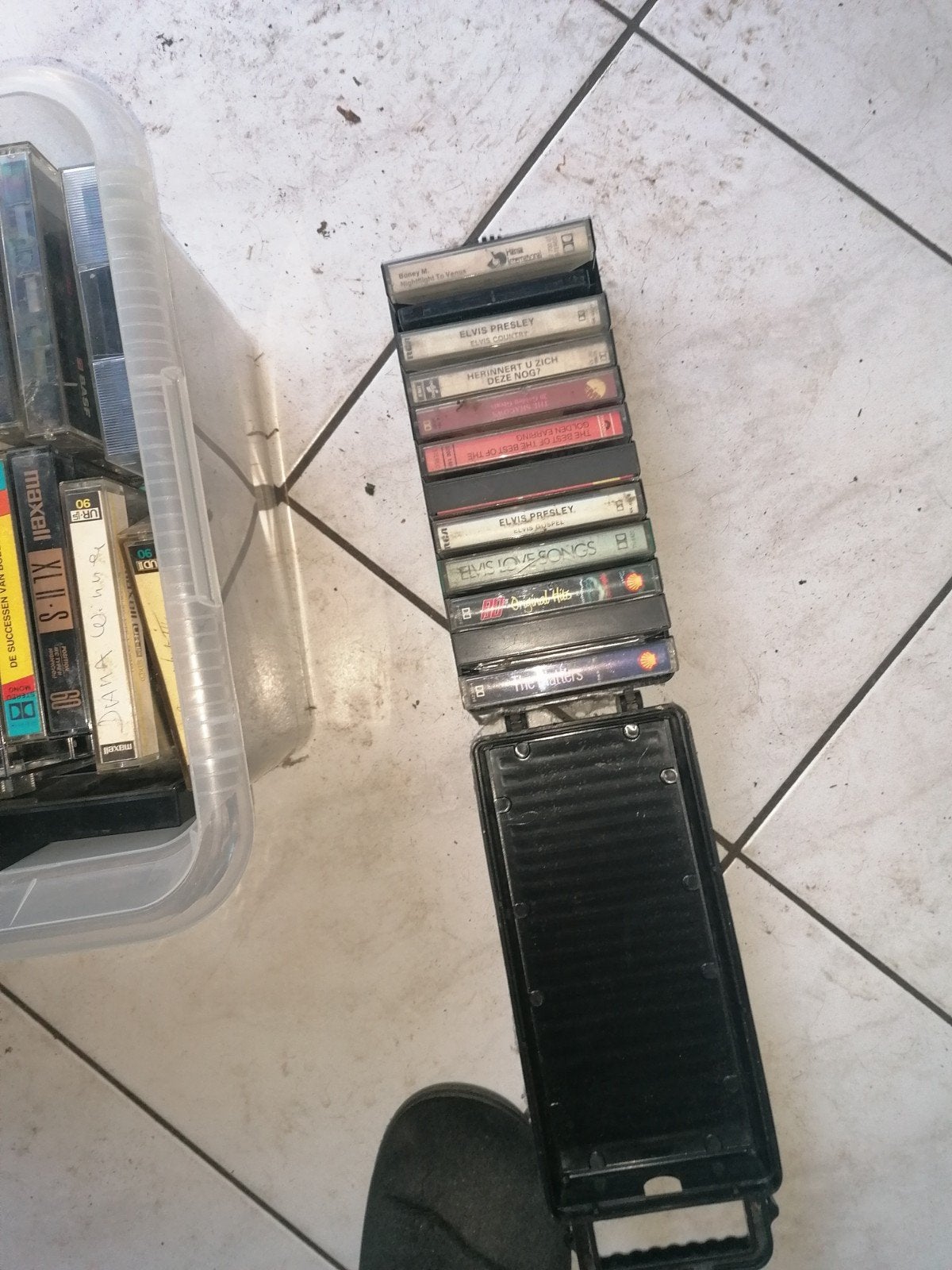 muziek cassettes, Ophalen, Gebruikt, 26 bandjes of meer, Met bewaardoos, rek of koffer