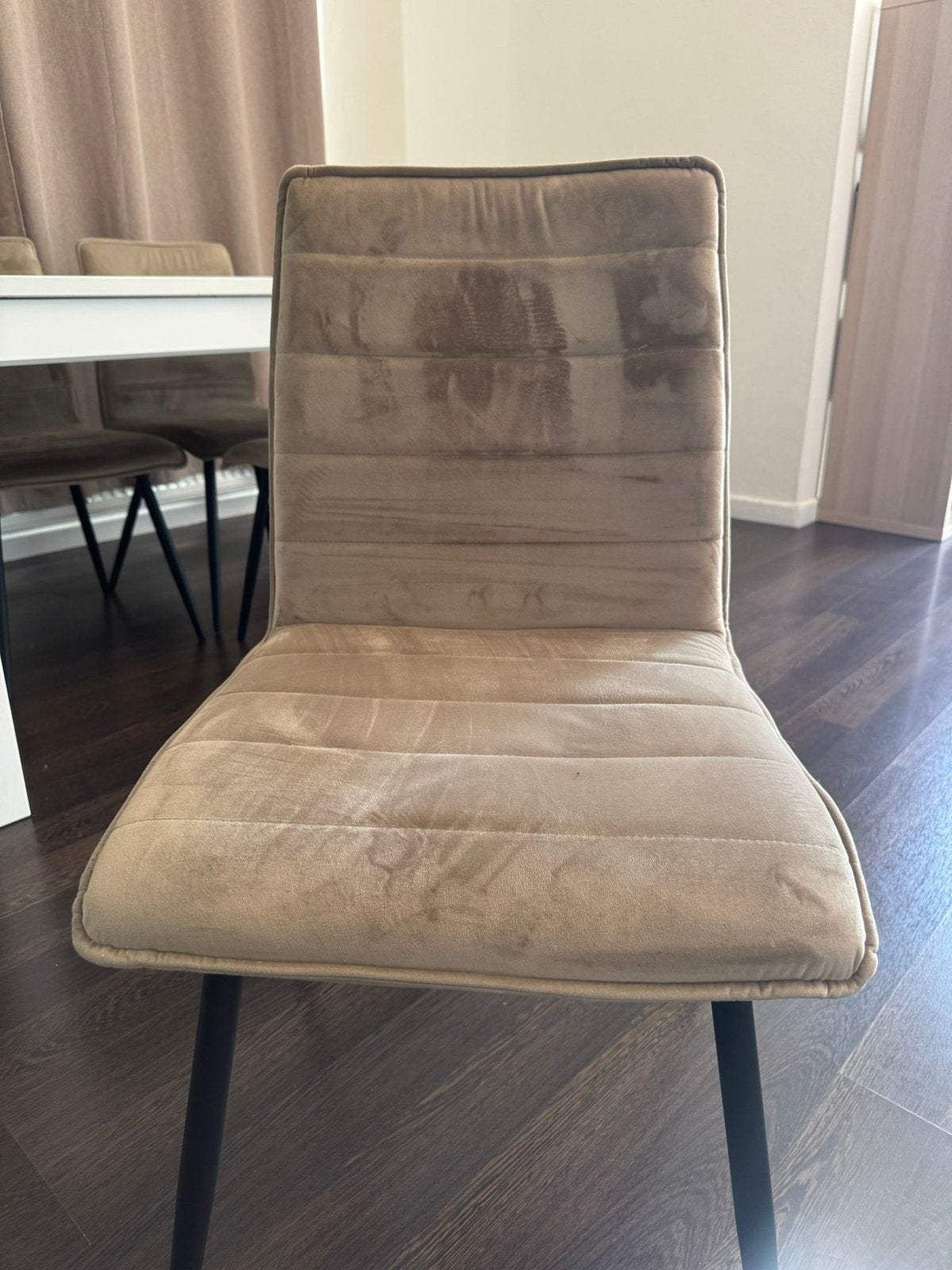 Set van 4 beige fluwelen stoelen - Nieuw - Disputabele prijs, Huis en Inrichting, Stoelen, Zo goed als nieuw, Eén, Metaal, Zwart