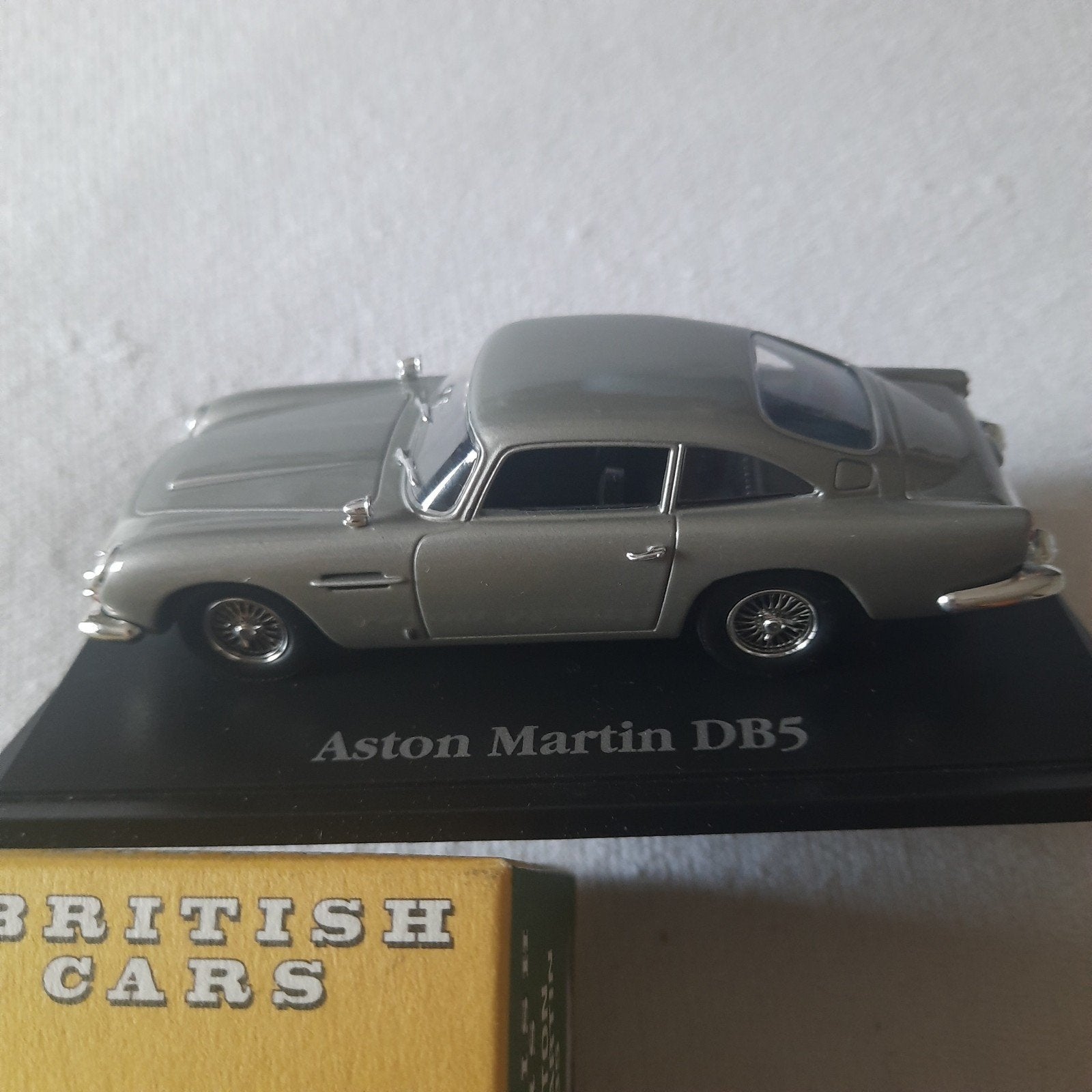 ASTON MARTIN DB5*1:43*NEW*MINT*CLASSIC BRITISH SPORTS CARS*, Ophalen, Nieuw, Auto, Overige merken