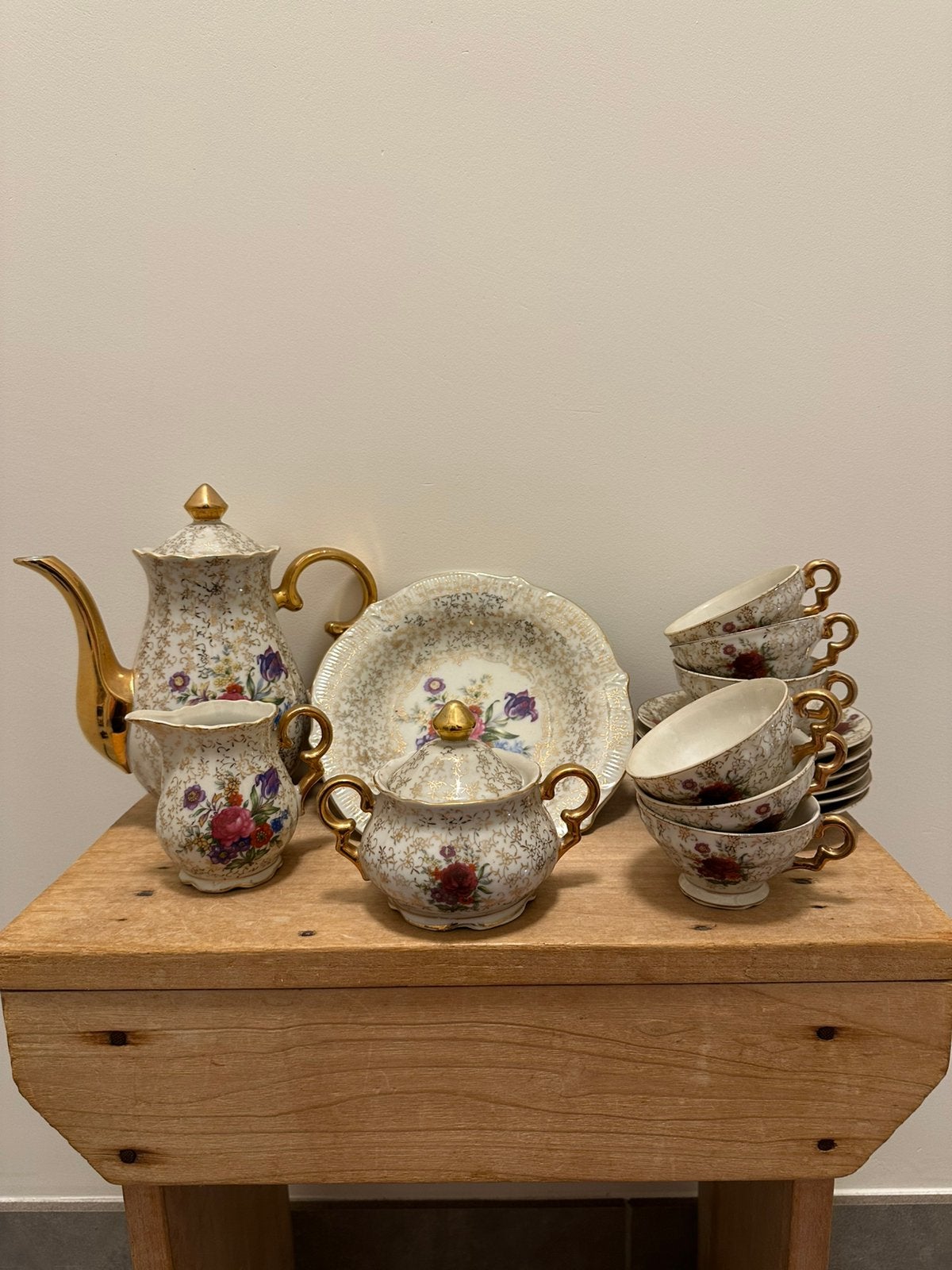 Uniek servies setje met goud- en bloemmotief, Ophalen