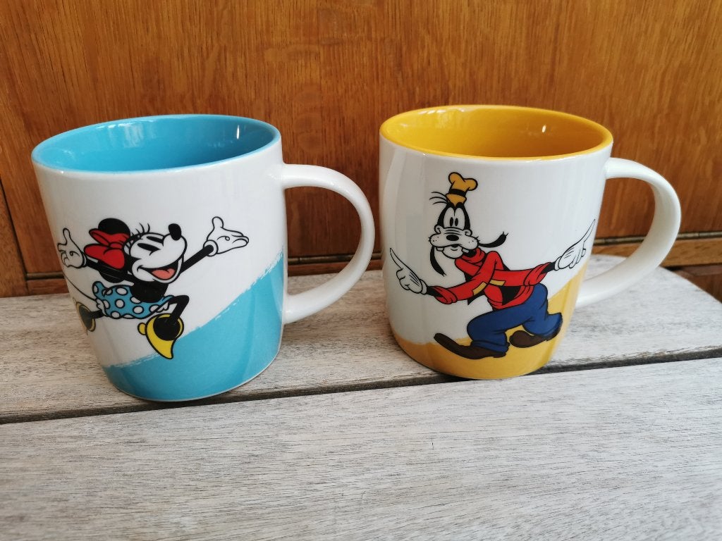 2x Mok kop Aldi Disney Mickey & friends - Minnie - Goofy, Maison & Meubles, Enlèvement ou Envoi, Comme neuf, Porcelaine, Mug
