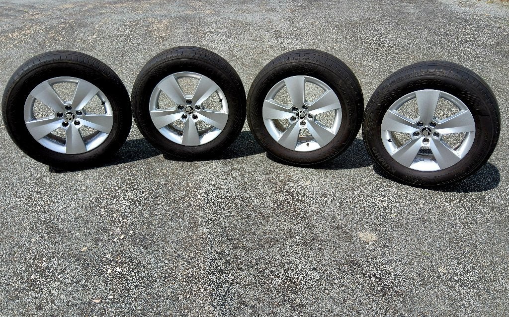 Pneus été 205/60-16 sur jantes alu originales Skoda, Pneus et Jantes, 16 pouces, Pneus été, 205 mm