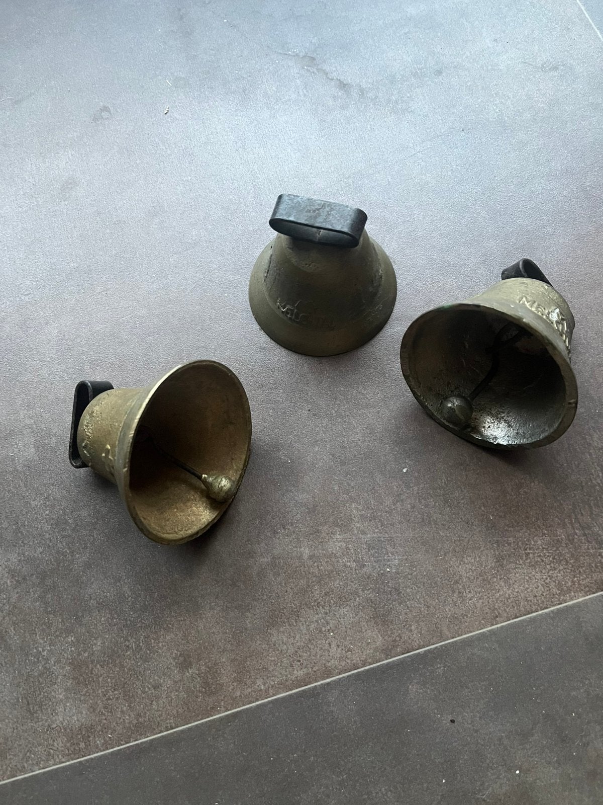 3 bronzen klokjes, Ophalen, Brons