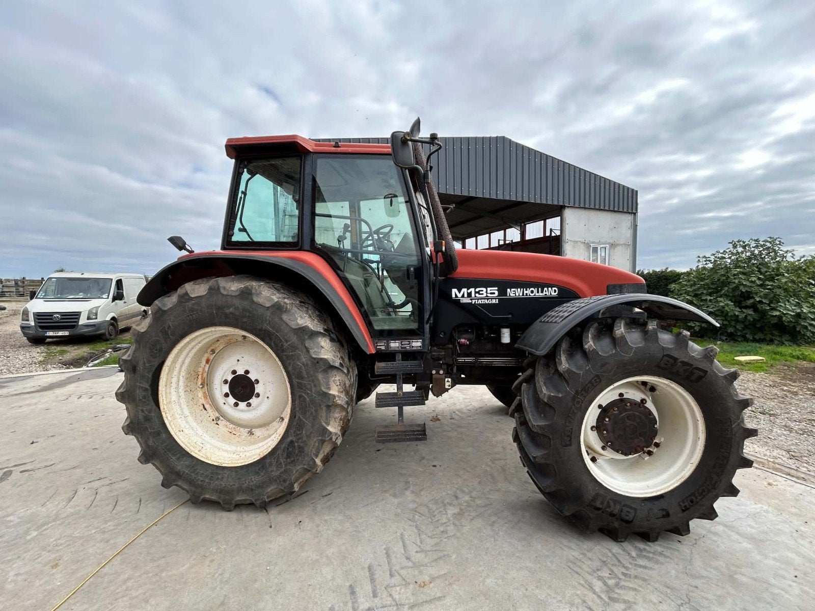 Tracteur à vendre. M135 Red New Holland, Utilisé, 7500 à 10000, New Holland, 120 à 160 ch