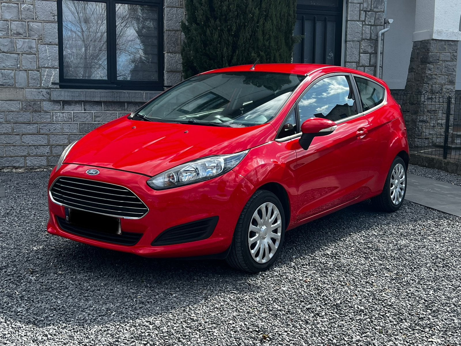 Ford fiesta 2014 en très bon état, Autos, Rouge, Achat, Noir, Capteur de stationnement