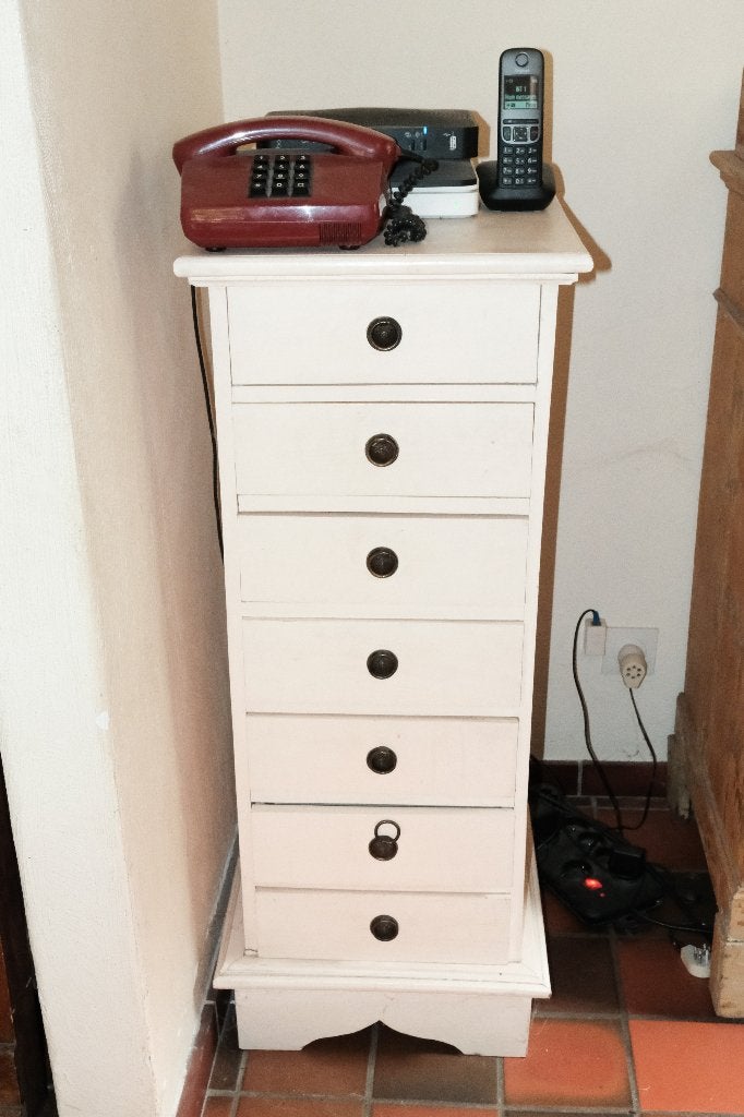 Chiffonnier ancien blanc – 7 tiroirs, Maison & Meubles, 25 à 50 cm, 5 tiroirs ou plus, Enlèvement, Utilisé