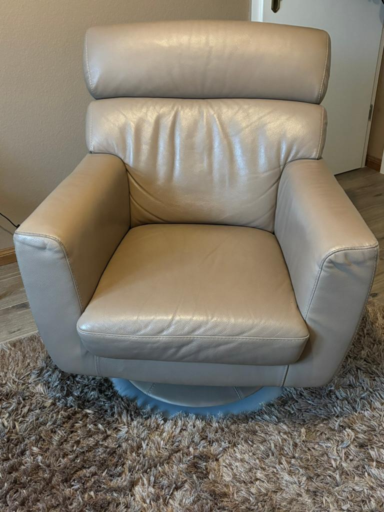 Fauteuil cuir beige sur socle central pour 100€, Maison & Meubles, Fauteuils, Enlèvement, Utilisé, Cuir, 75 à 100 cm