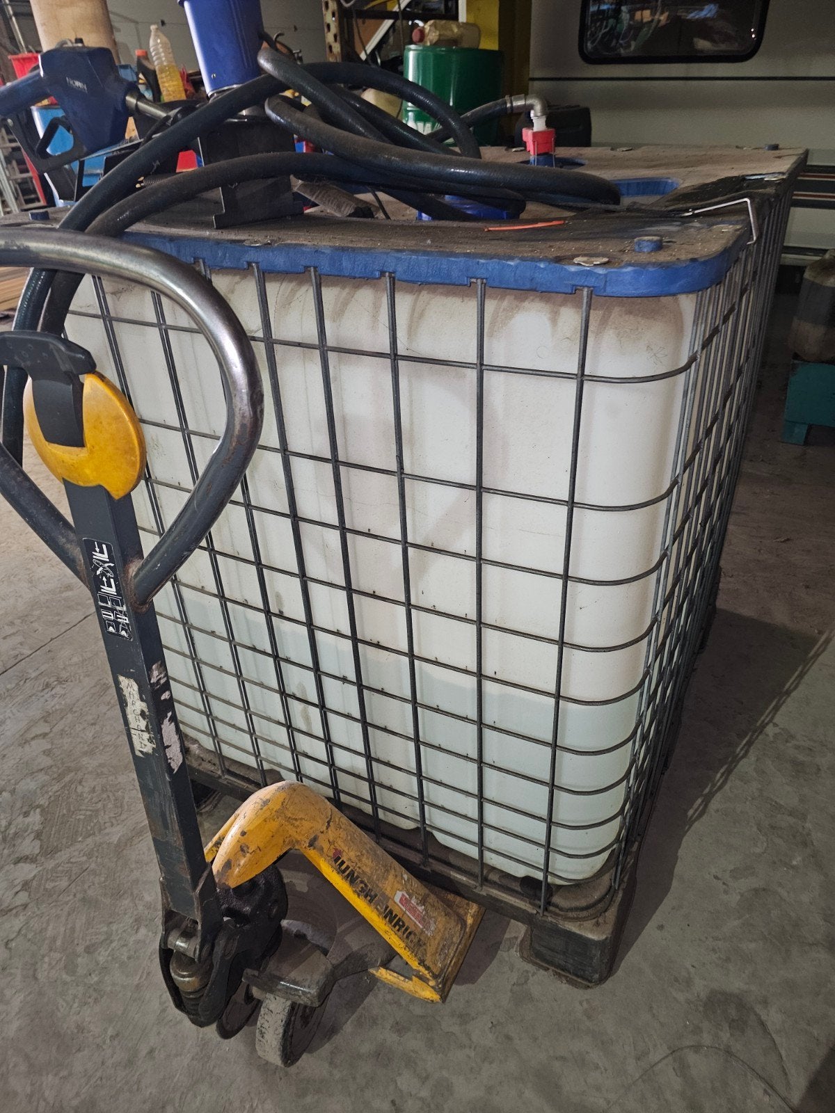 Ibc container met pomp en Ad bleu (ong 400L, Ophalen
