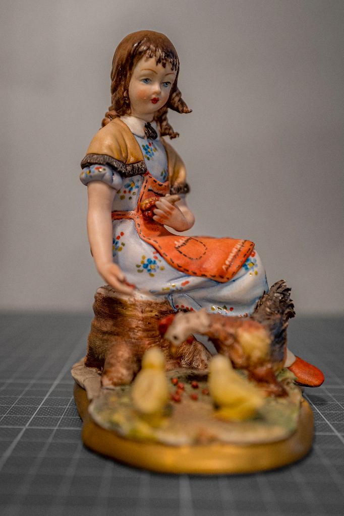 Vintage biscuit porseleinen figuurtje Capodimonte ca. 1950, Antiek en Kunst, Antiek | Porselein, Ophalen