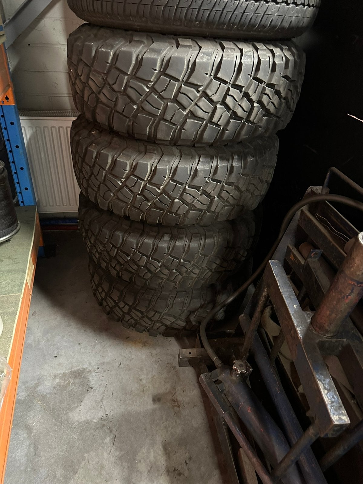 Mud-terrain banden met stalen velgen, Ophalen, Zo goed als nieuw