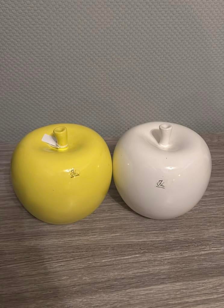 Twee decoratieve keramieken appels (J-Line, geel en wit), Huis en Inrichting, Ophalen of Verzenden, Zo goed als nieuw