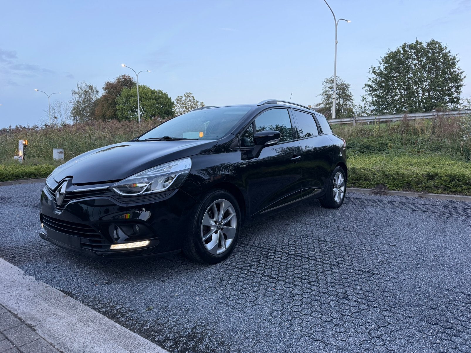 Renault Clio 1.2 Grandtour Limited – 2016 – 142.000 km, Auto's, 1141 kg, Stof, Electronic Stability Program (ESP), 4 cilinders