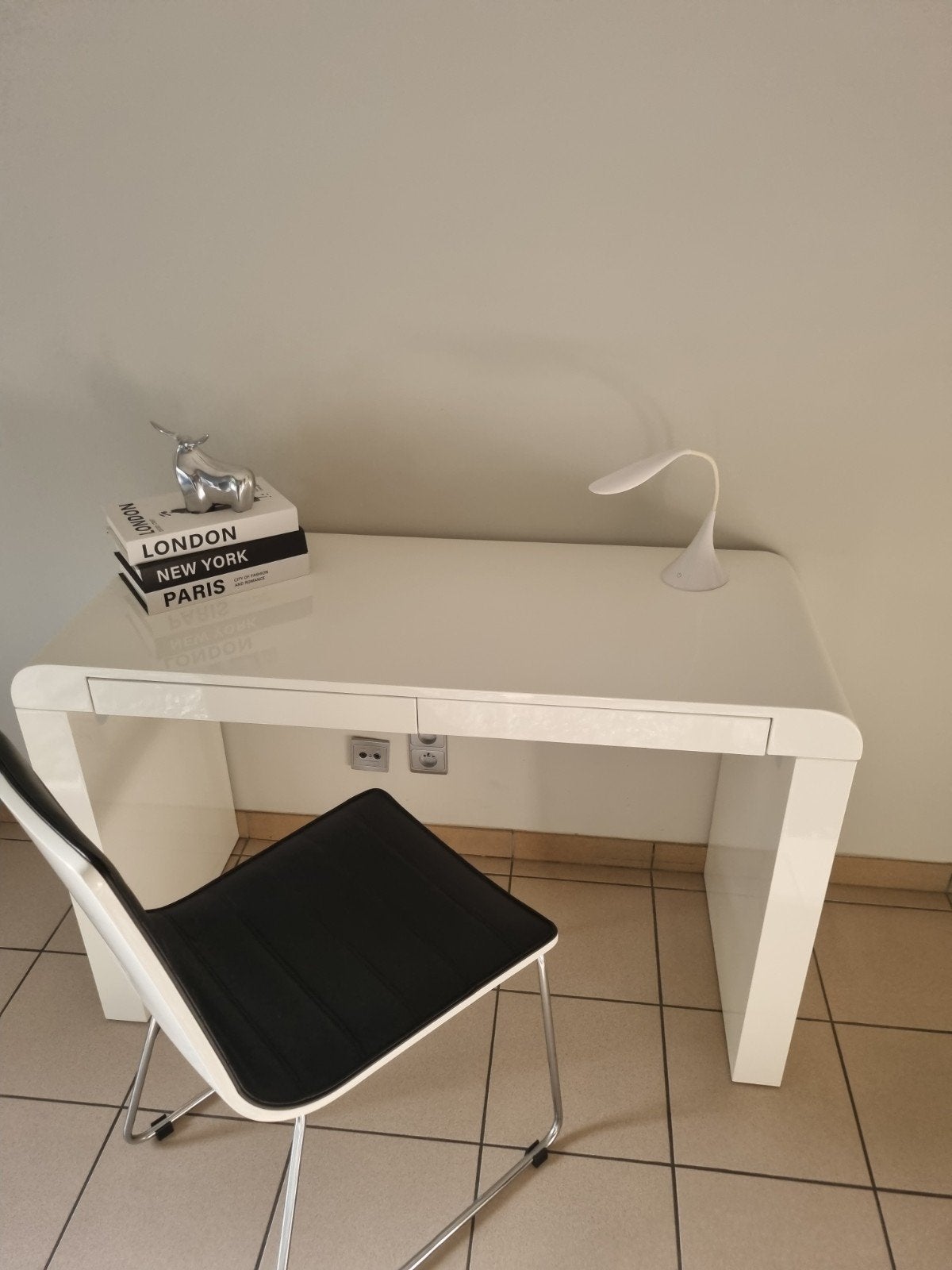 Design bureel met stoel, Huis en Inrichting, Ophalen, Design, 50 tot 100 cm, Zo goed als nieuw