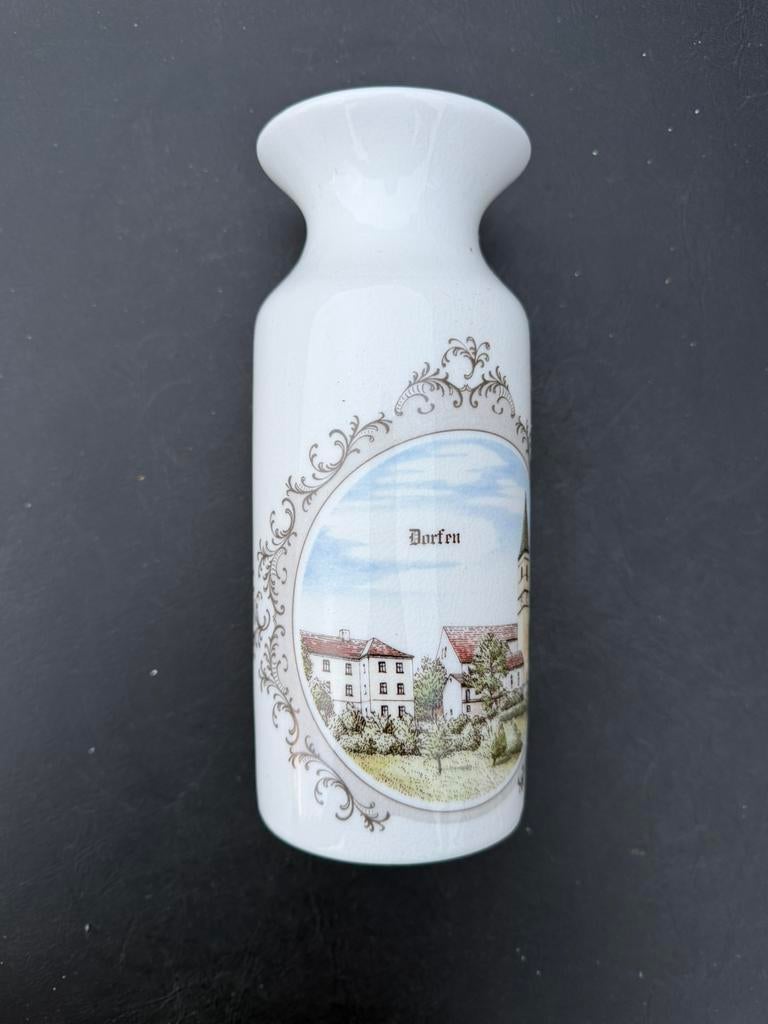 souvenirvaas van porselein uit Beieren, Ophalen