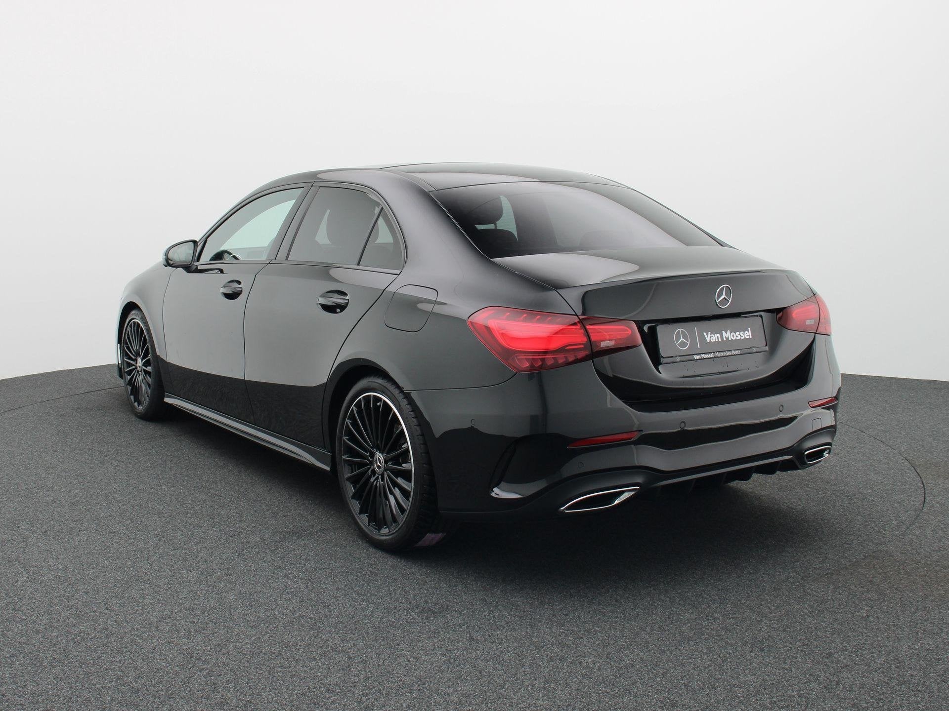 Mercedes-Benz A 180 Sedan AMG Line + PANO DAK + MULTIBEAM LE, Auto's, Mercedes-Benz, Stof, 4 cilinders, 136 pk, Zwart