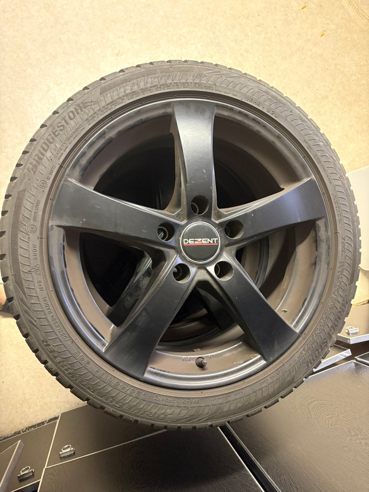 Dezent velgen + Bridgestone winterbanden (225/45 R17), Autos : Pièces & Accessoires, Pneus & Jantes, Pneus hiver, Véhicule de tourisme