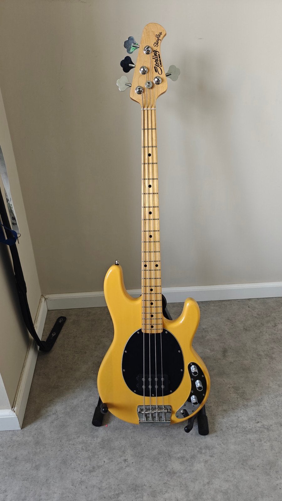 Sterling Ray24CA met John East preamp , Harley Benton MV-4PJ, Muziek en Instrumenten, Snaarinstrumenten | Gitaren | Bas, Ophalen of Verzenden