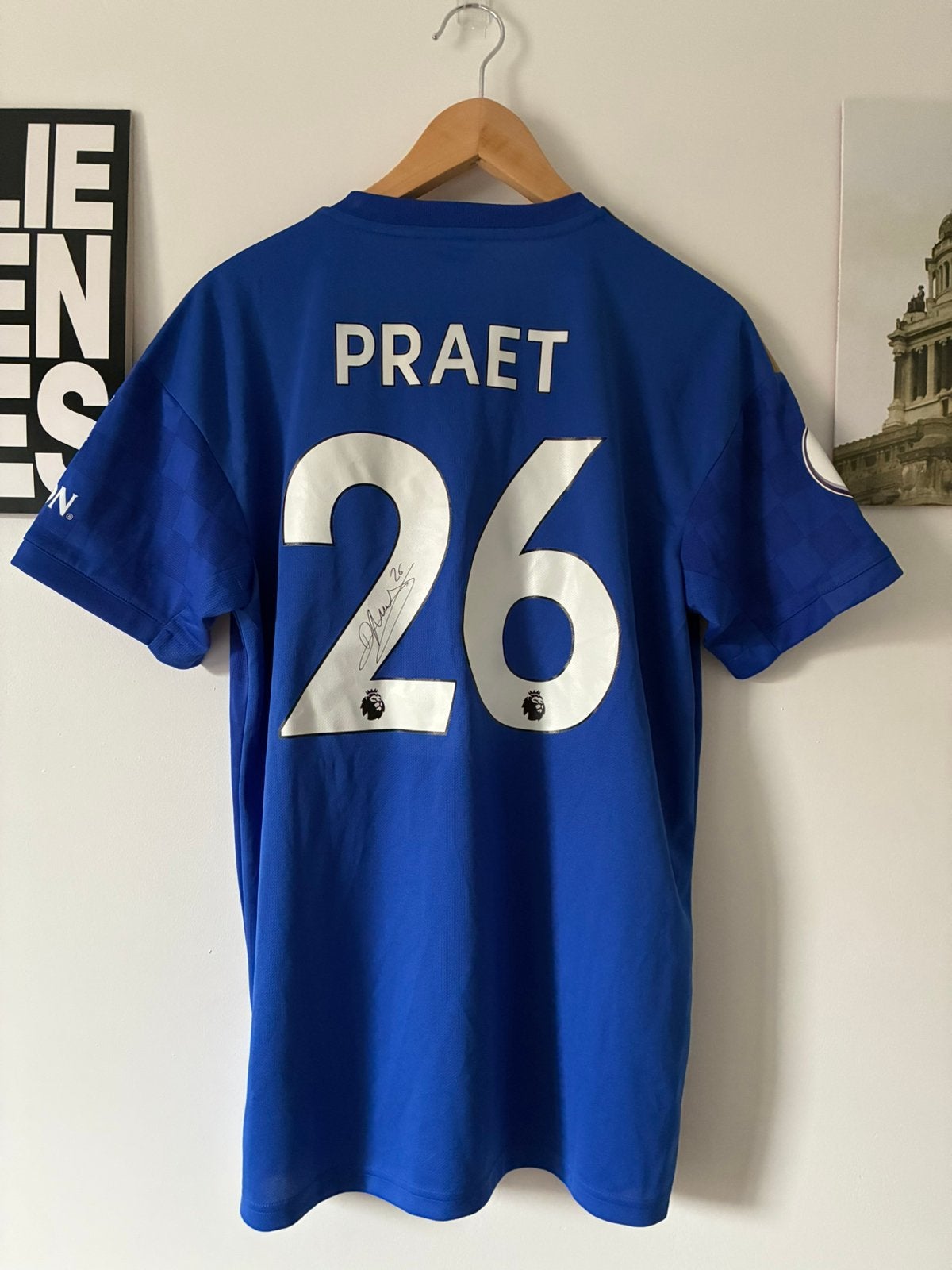 Leicester city shirt gesigneerd door Dennis Praet, Taille M, Enlèvement ou Envoi, Neuf, Maillot