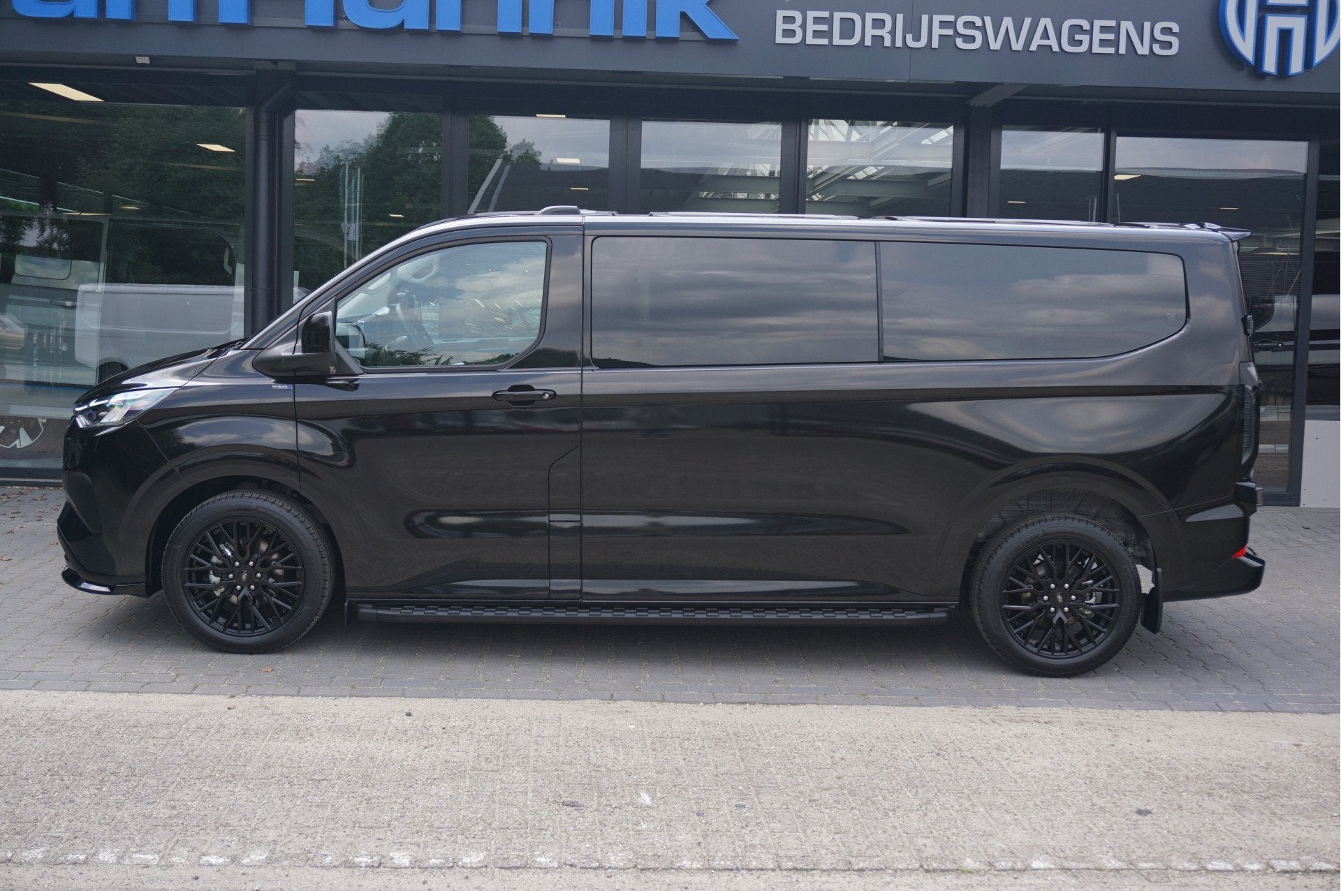 Ford Transit Custom 320L 2.5 PHEV 233PK Dubbel Cabine JWR BL, Auto's, Gebruikt, Zwart, Bedrijf, Hybride Elektrisch/Benzine
