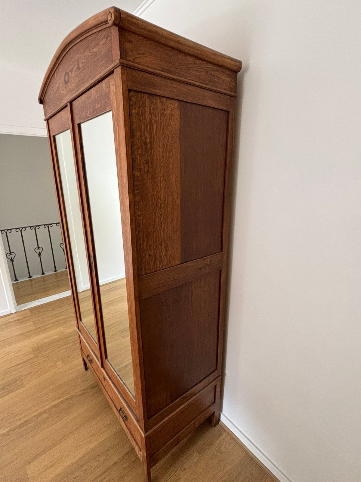 Hangkast met grote spiegel, Ophalen