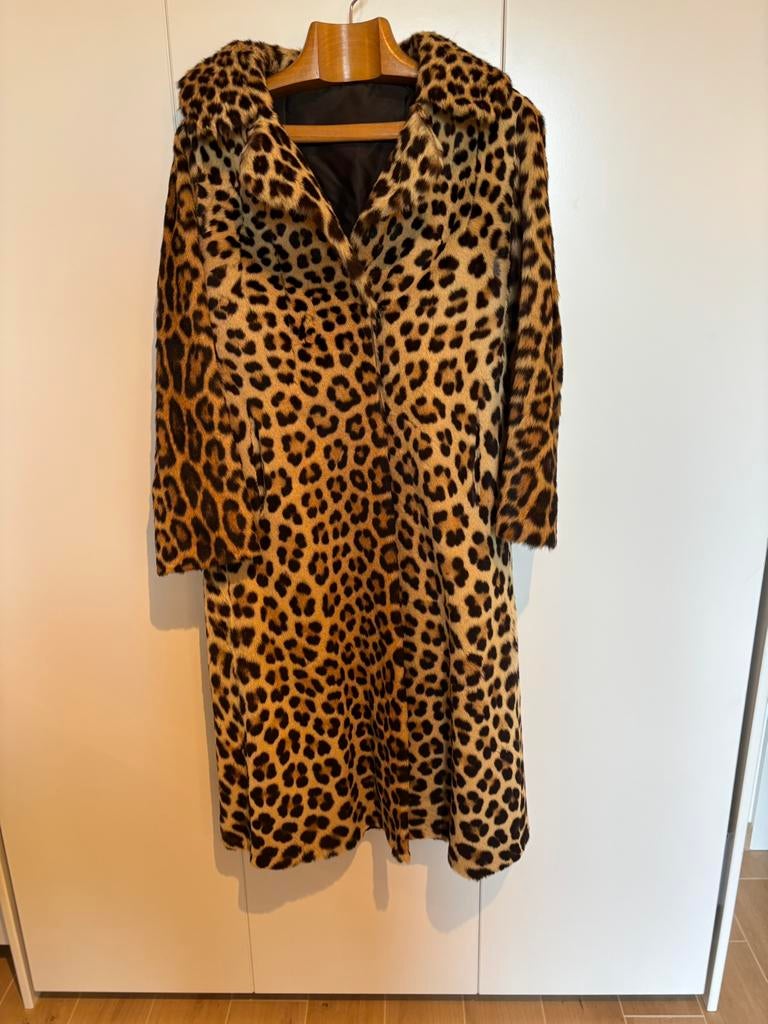Manteau en fourrure léopard, Enlèvement