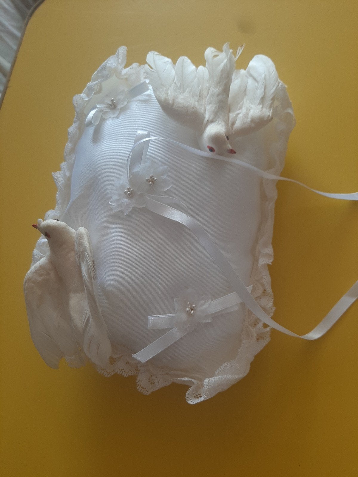 Trouwkussentje voor de ringen door te steken aan lint, Ophalen