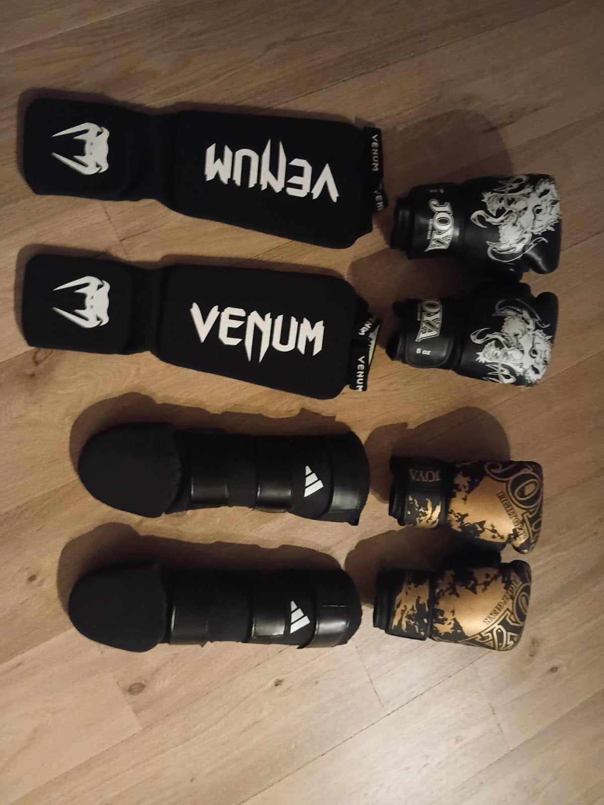2 x kickbox handschoenen en 2 x beenbeschermers, Ophalen of Verzenden, Nieuw, Bokshandschoenen