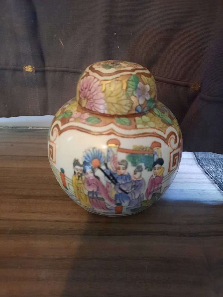 Een vaasje met deksel rose famili, Ophalen