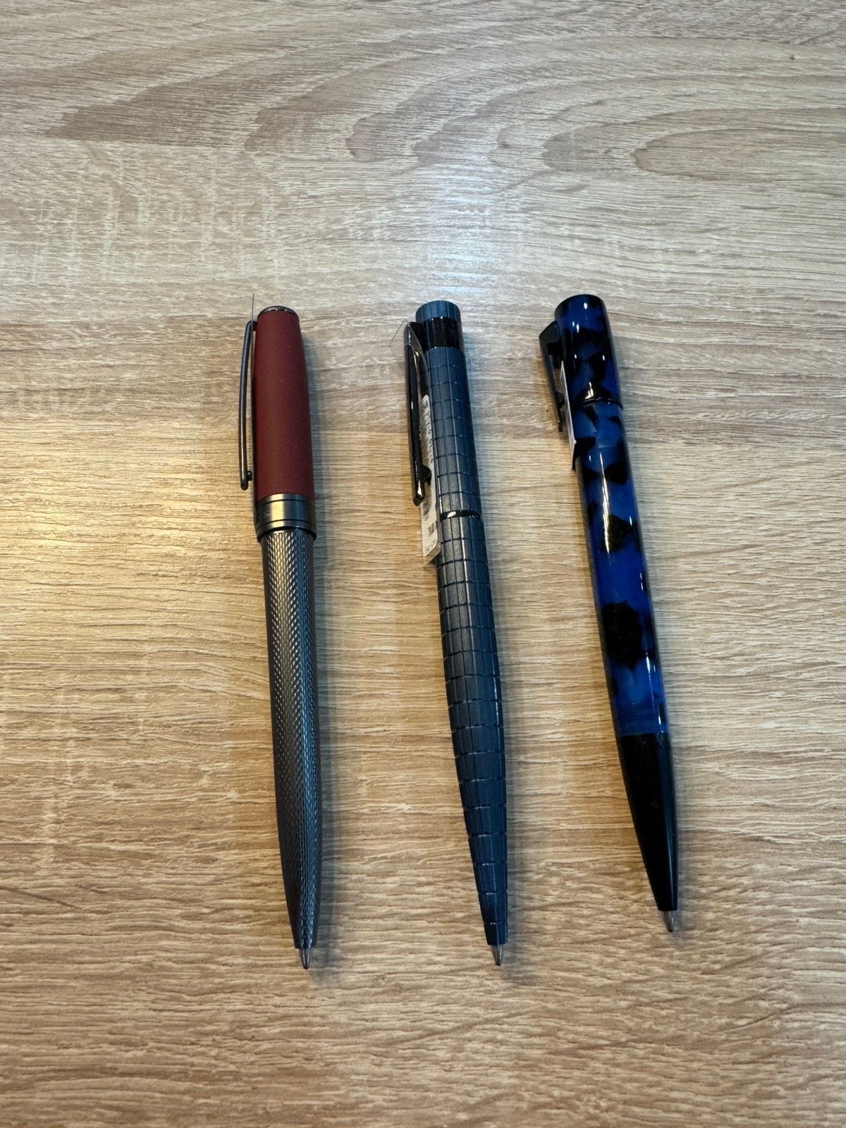 Stylo bille Hugo Boss + pochettes en cuir et porte cléfs, Ophalen, Balpen, Overige merken