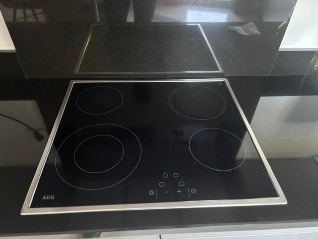 Taque de cuisson vitro-céramique, Electroménager, Tables de cuisson, 4 zones de cuisson, Enlèvement, Utilisé, Encastré