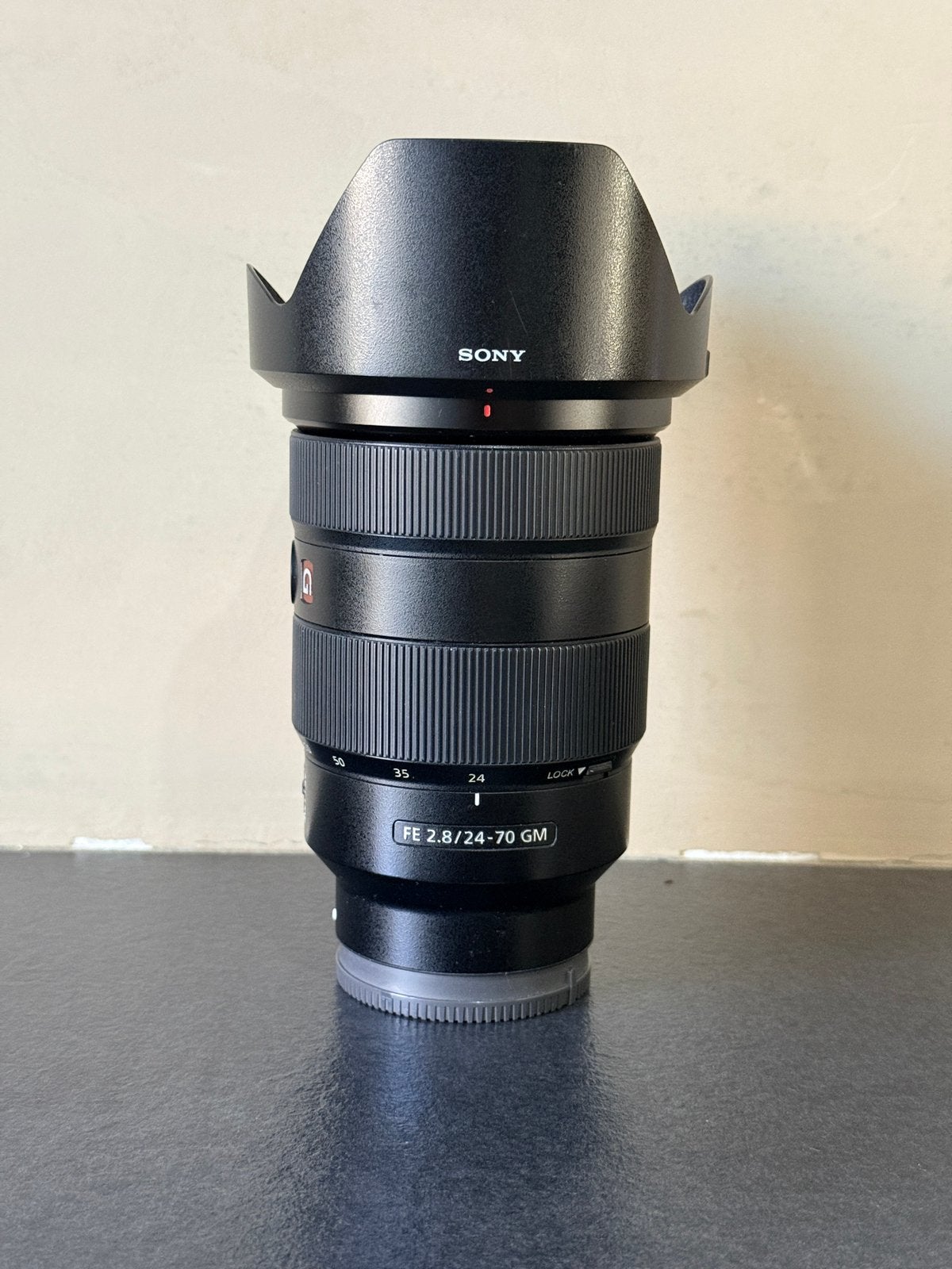 Sony 24-70mm F2.8 GM Lens | Uitstekende Conditie | Toplens, Audio, Tv en Foto, Ophalen of Verzenden, Zo goed als nieuw, Sony, Zonnekap