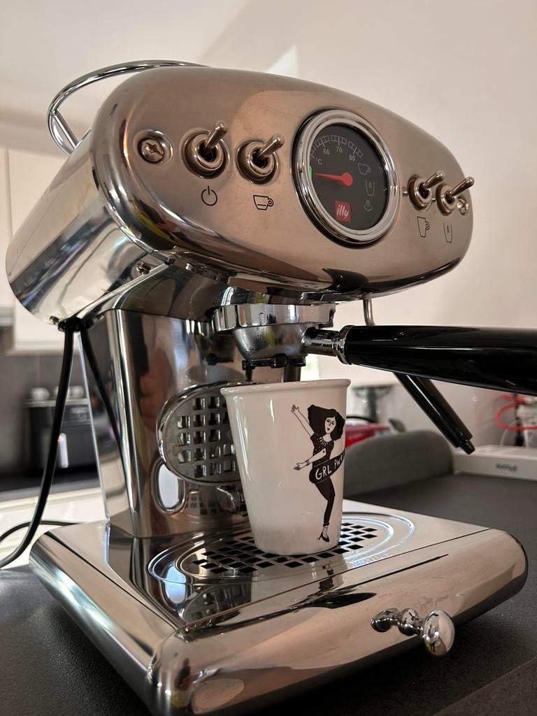 Illy espresomachine 10 maand jong, als nieuw, Elektronische apparatuur, Ophalen of Verzenden, Zo goed als nieuw
