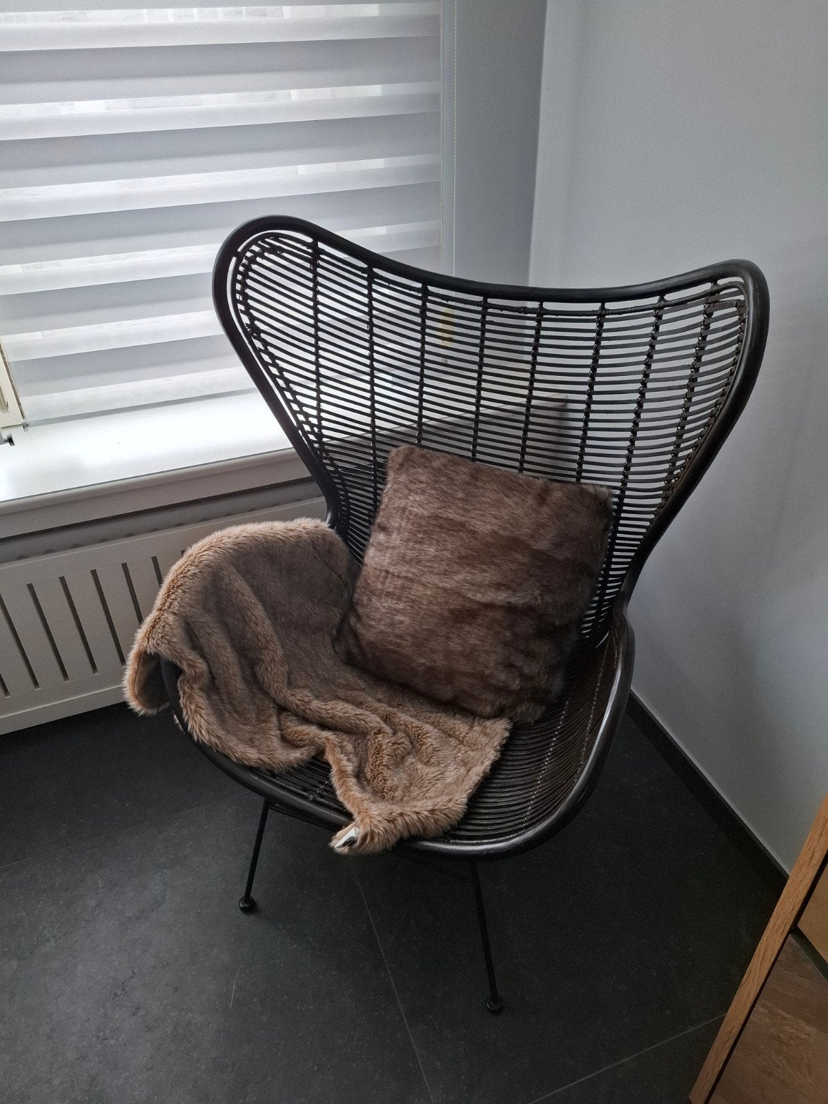 Rotan indoor chair stalen poten inclusief kussen en dekentje, Huis en Inrichting, Ophalen, Zwart, Riet of Rotan, Zo goed als nieuw