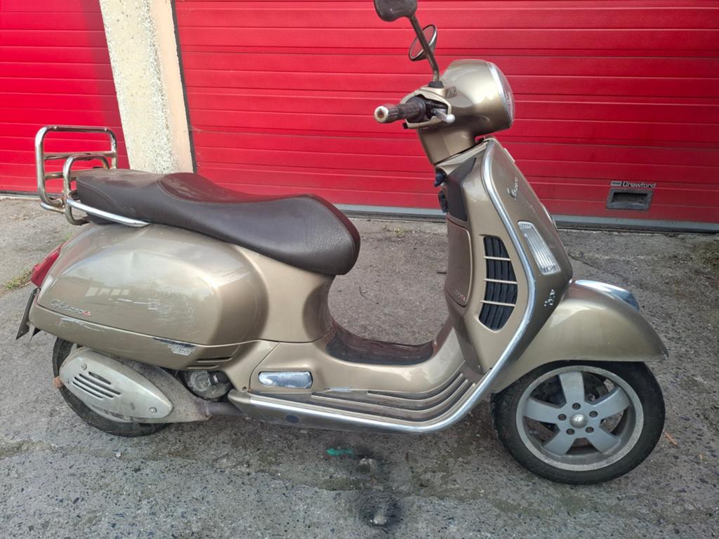 Vespa gts 250i voor opmaak of onderdelen, Particulier