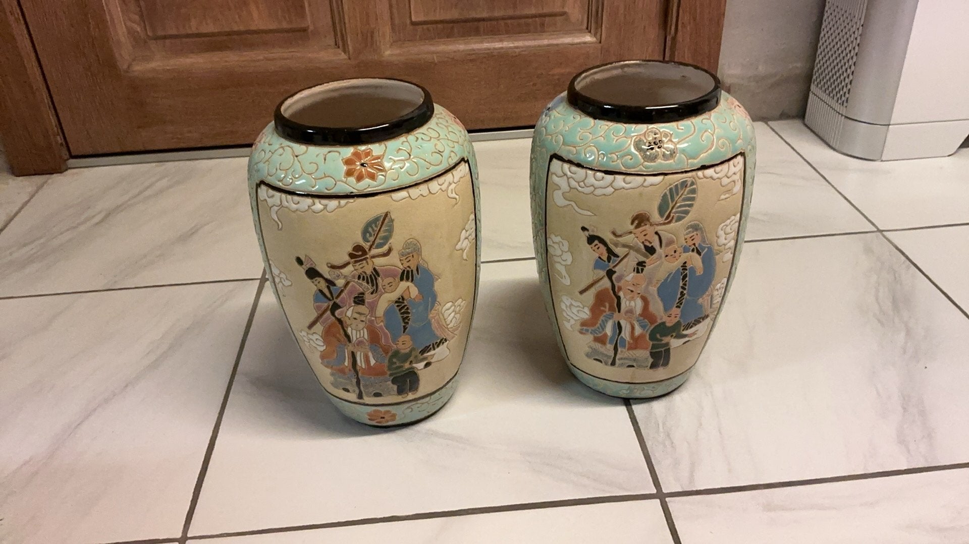 Deux vases coréens, Enlèvement
