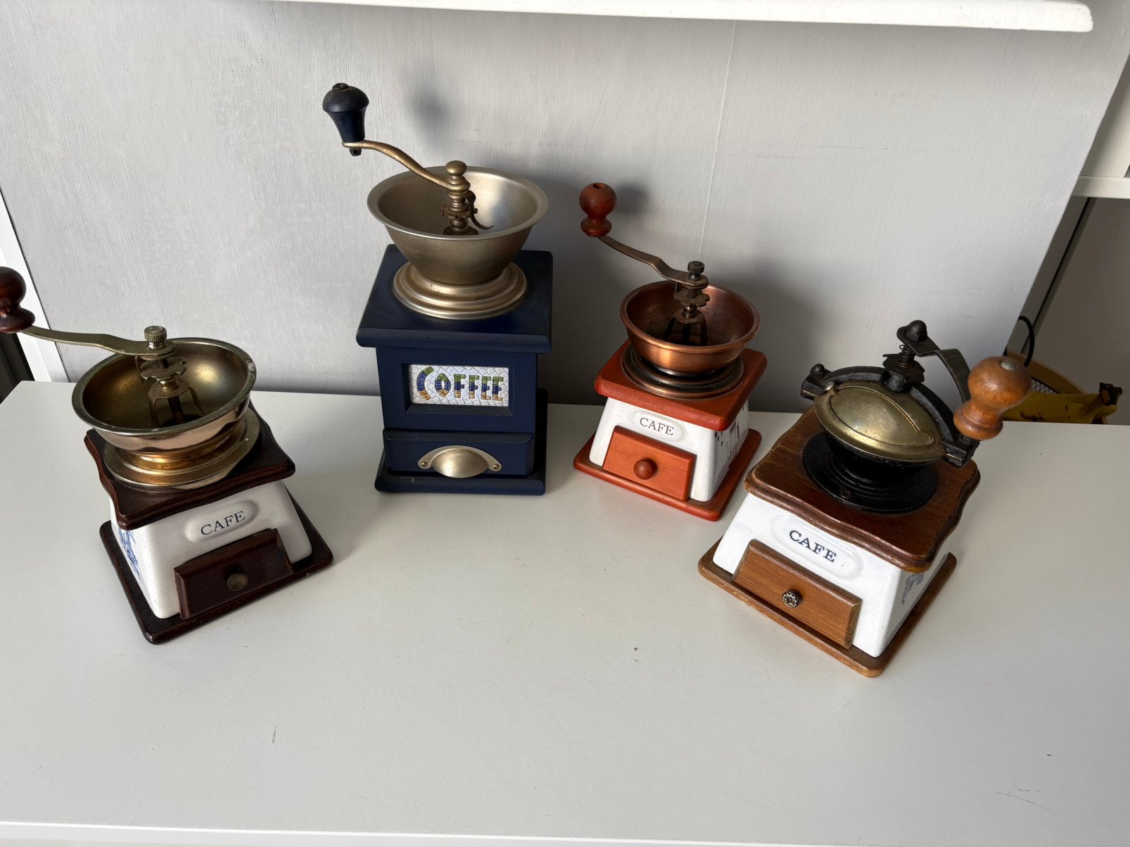 4 moulins à café en faïence et bois (10€ pièce), Enlèvement ou Envoi