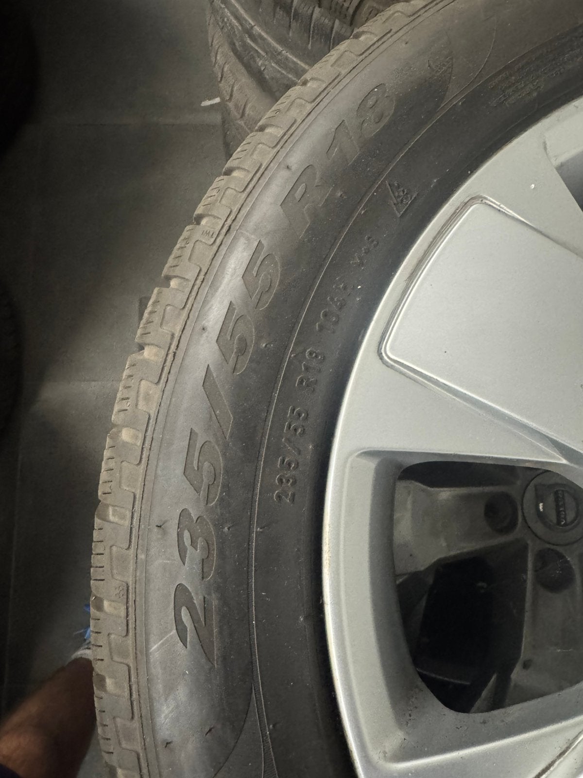 4 jantes Volvo origine 18” XC40 + pneus hiver, Autos : Pièces & Accessoires, Pneus hiver, Enlèvement, Pneu(s), 18 pouces