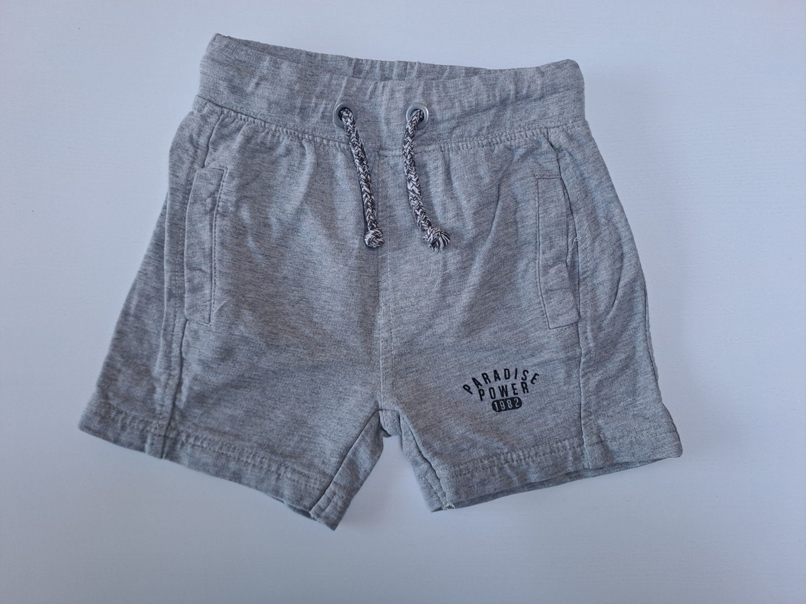 Short gris t 2a, Enfants & Bébés, Pantalon, Garçon, Enlèvement ou Envoi, Comme neuf